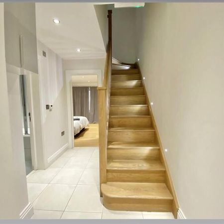 Luxury 4-Bed Apartment With Balcony & Garden, Near Emirates Stadium, 15 Mins To Central 런던 외부 사진