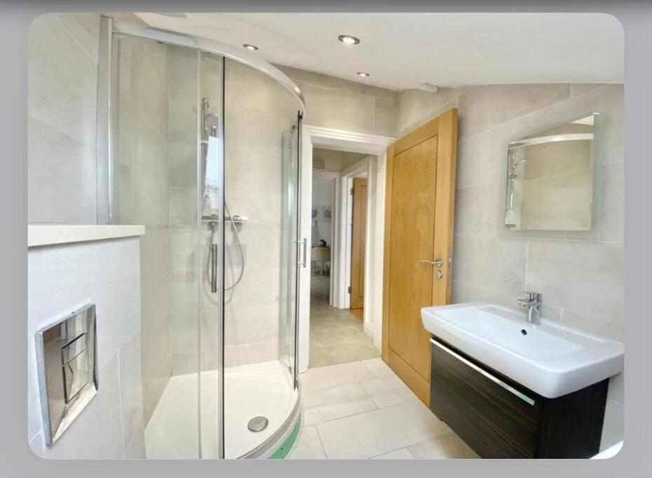 Luxury 4-Bed Apartment With Balcony & Garden, Near Emirates Stadium, 15 Mins To Central 런던 외부 사진