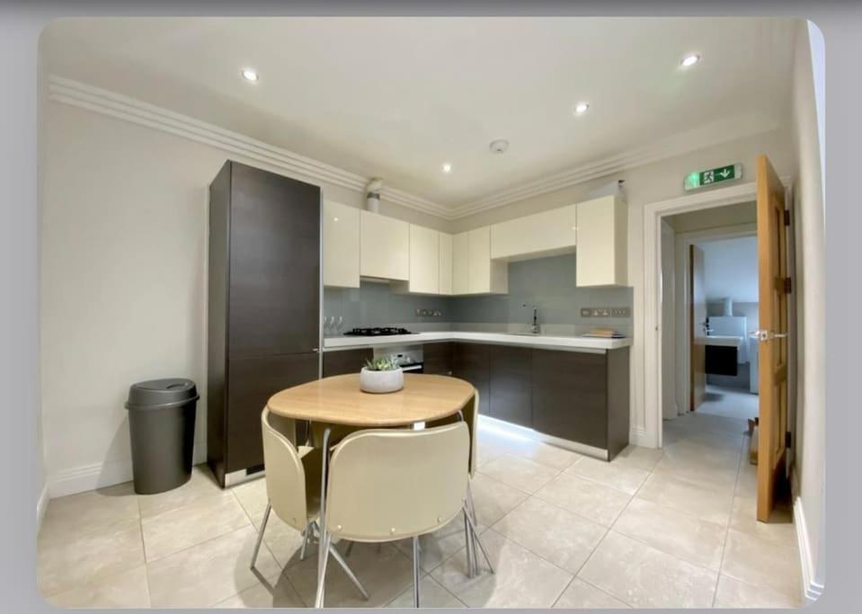 Luxury 4-Bed Apartment With Balcony & Garden, Near Emirates Stadium, 15 Mins To Central 런던 외부 사진