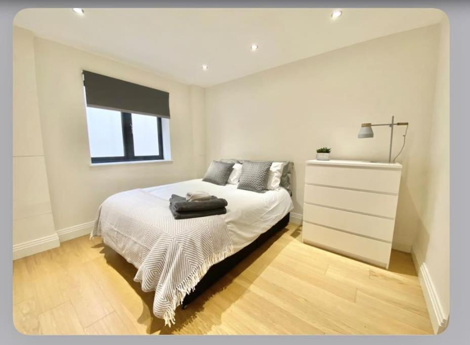 Luxury 4-Bed Apartment With Balcony & Garden, Near Emirates Stadium, 15 Mins To Central 런던 외부 사진