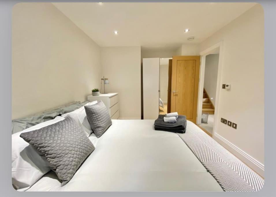 Luxury 4-Bed Apartment With Balcony & Garden, Near Emirates Stadium, 15 Mins To Central 런던 외부 사진