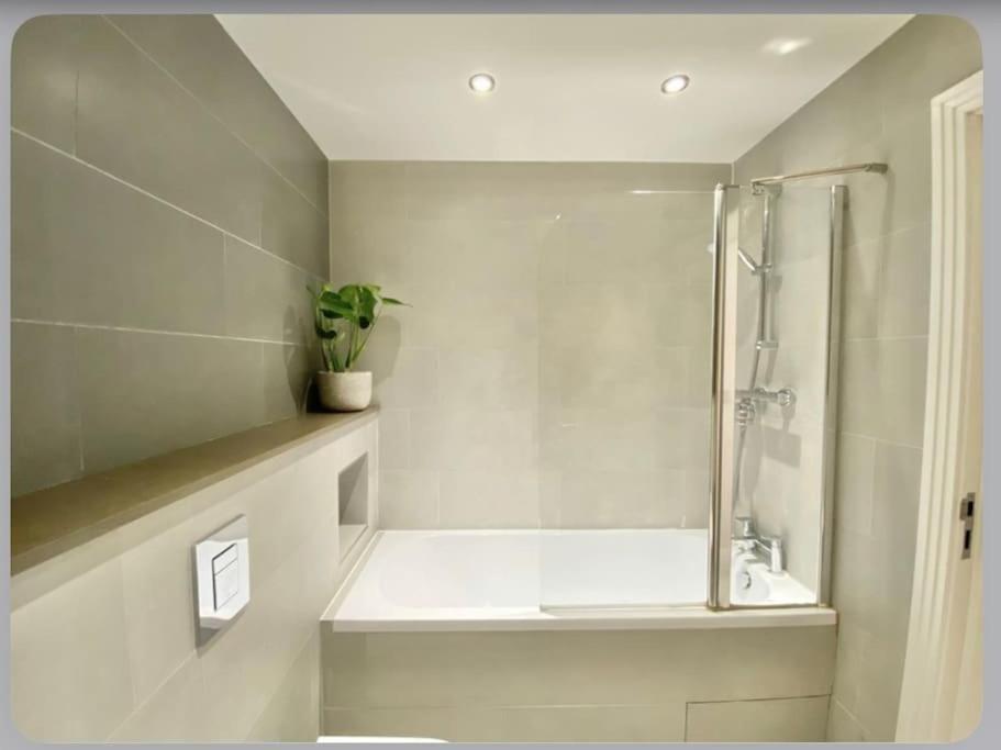 Luxury 4-Bed Apartment With Balcony & Garden, Near Emirates Stadium, 15 Mins To Central 런던 외부 사진