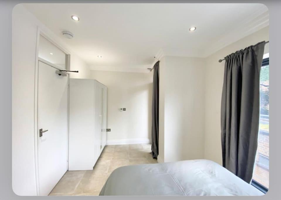 Luxury 4-Bed Apartment With Balcony & Garden, Near Emirates Stadium, 15 Mins To Central 런던 외부 사진