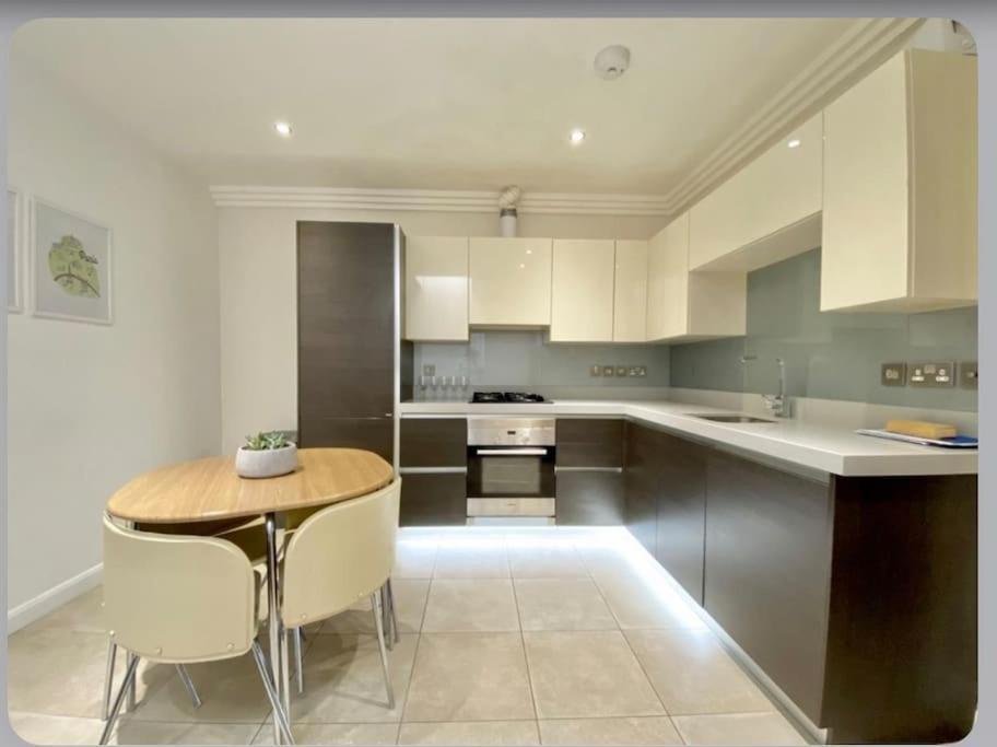 Luxury 4-Bed Apartment With Balcony & Garden, Near Emirates Stadium, 15 Mins To Central 런던 외부 사진