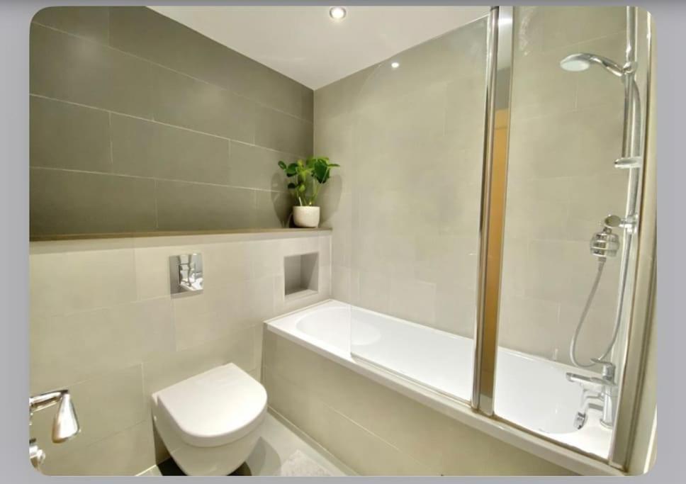Luxury 4-Bed Apartment With Balcony & Garden, Near Emirates Stadium, 15 Mins To Central 런던 외부 사진