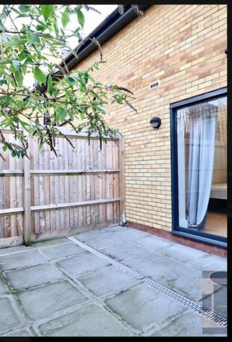 Luxury 4-Bed Apartment With Balcony & Garden, Near Emirates Stadium, 15 Mins To Central 런던 외부 사진