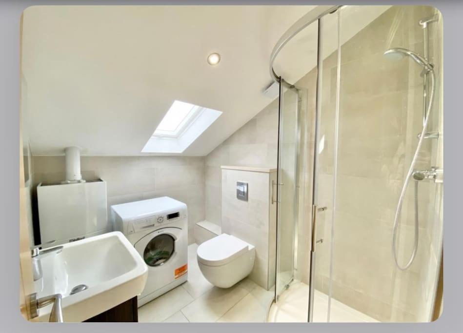 Luxury 4-Bed Apartment With Balcony & Garden, Near Emirates Stadium, 15 Mins To Central 런던 외부 사진