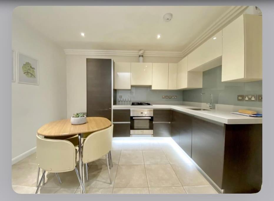 Luxury 4-Bed Apartment With Balcony & Garden, Near Emirates Stadium, 15 Mins To Central 런던 외부 사진
