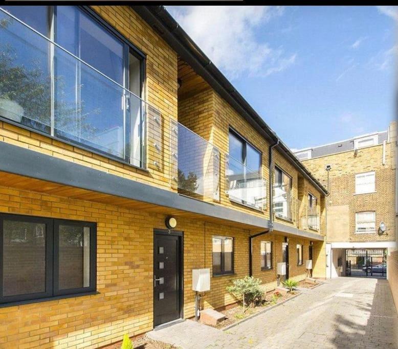 Luxury 4-Bed Apartment With Balcony & Garden, Near Emirates Stadium, 15 Mins To Central 런던 외부 사진