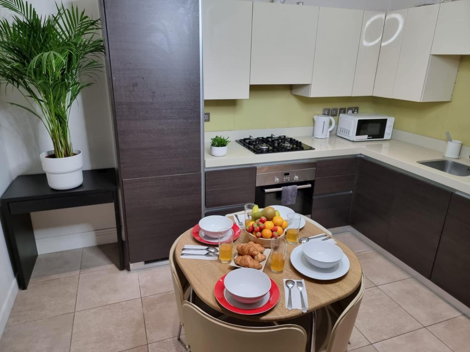 Luxury 4-Bed Apartment With Balcony & Garden, Near Emirates Stadium, 15 Mins To Central 런던 외부 사진